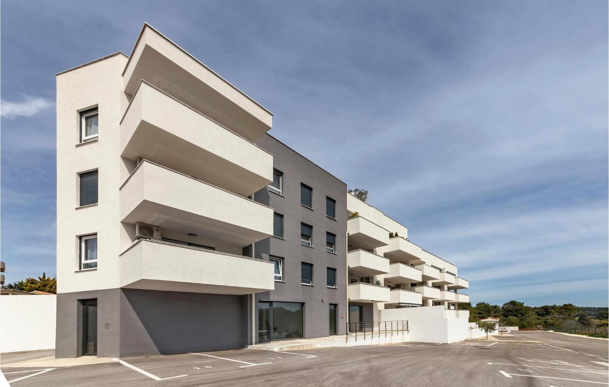 Amazing Apartment In Premantura With Kitchen Eksteriør bilde